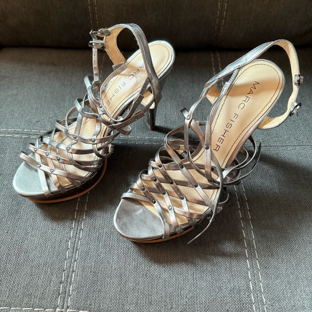 🌈5/$25 BUNDLE! Marc Fisher strap studded heels size 7 - Picture 3 of 7
